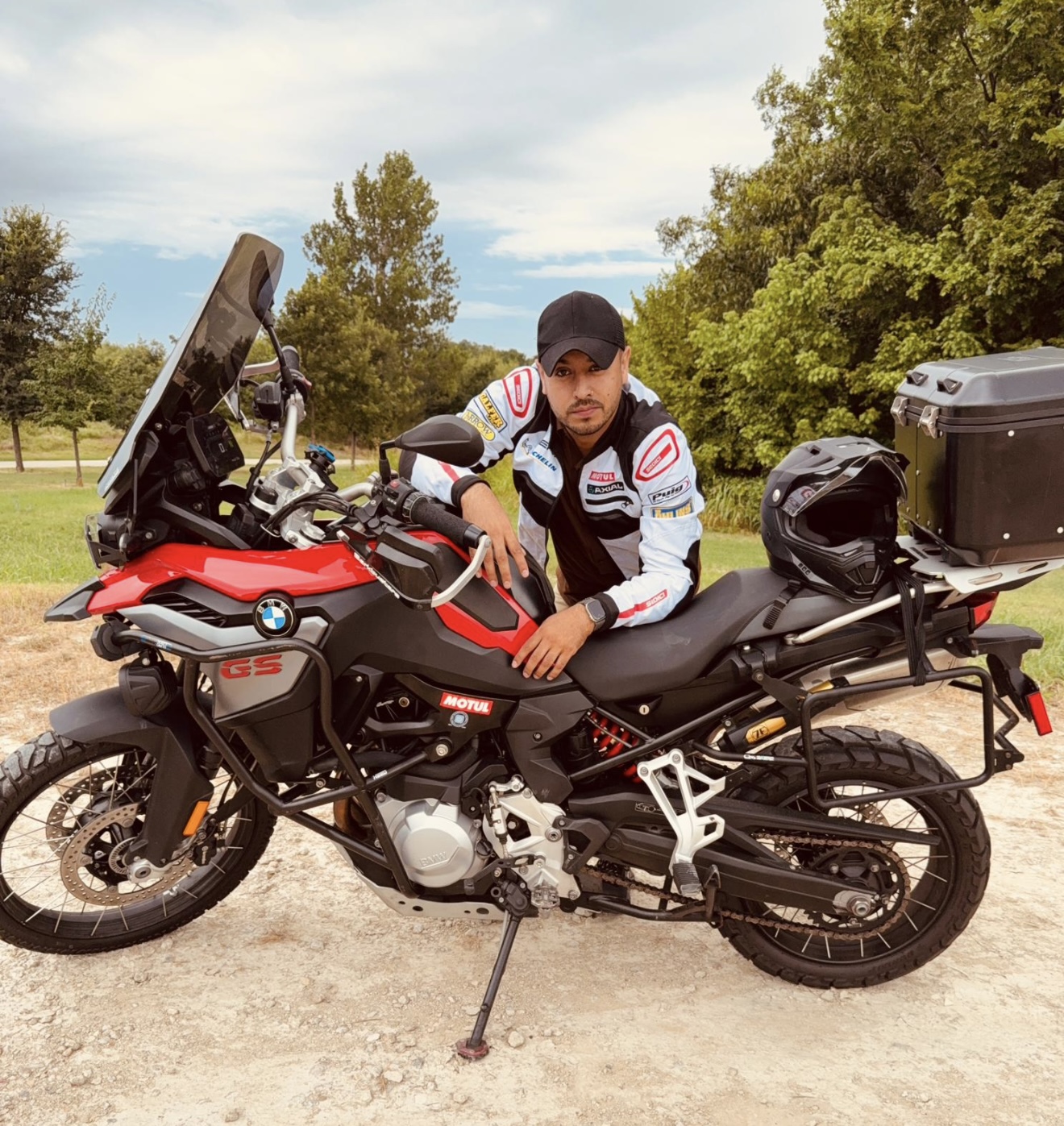 Andrés Saúl Rodríguez viajando en moto